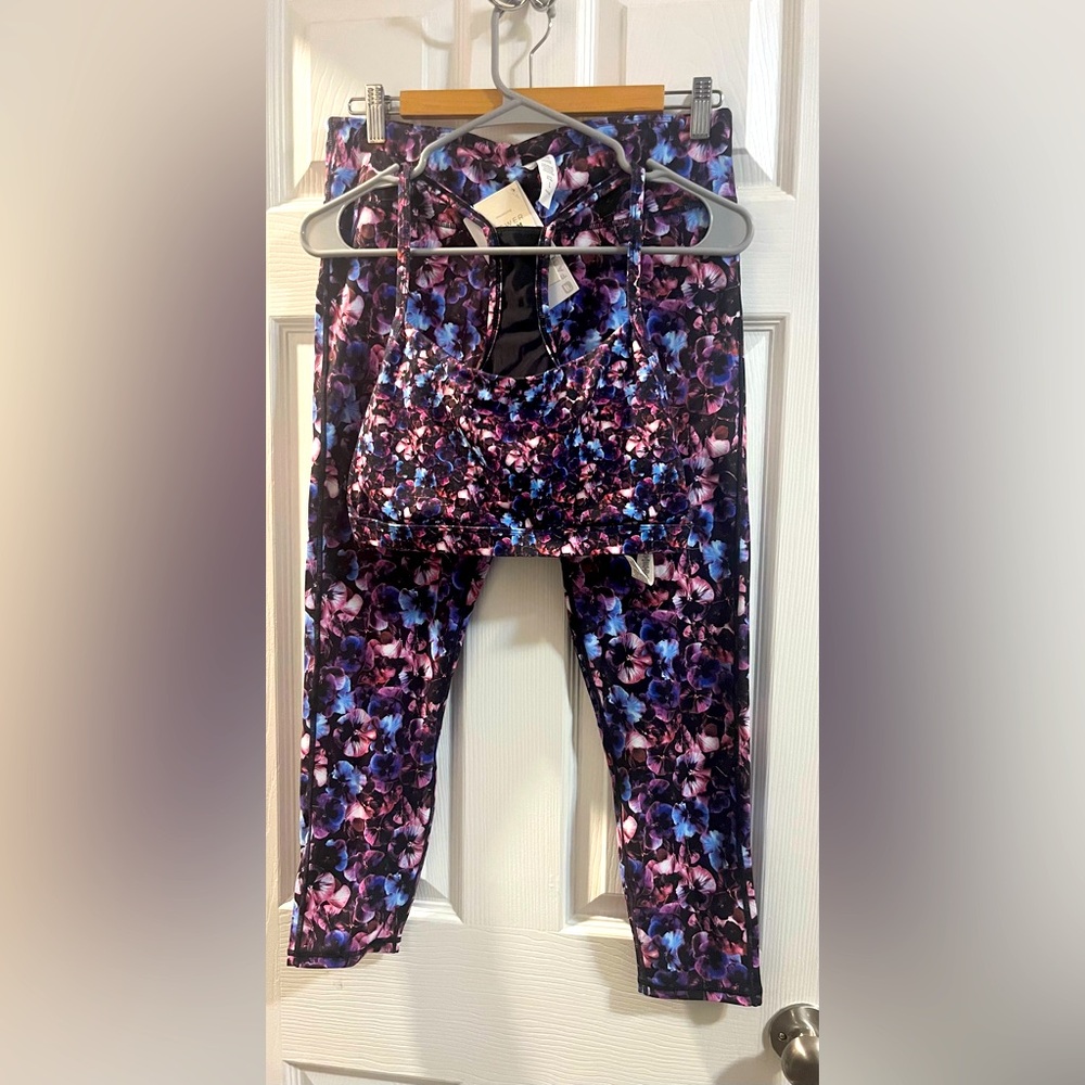 🌻 3/$20 Fabletics Medium Printed Sports Bra and Large Leggings Set